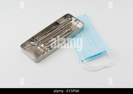 Werkzeuge des Zahnarztes liegen in einem Stahl Tablett nach Sterilisation Verarbeitung Stockfoto