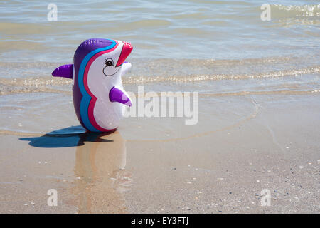 Wal-Delphin farbige aufblasbare am Strand am Meer Stockfoto