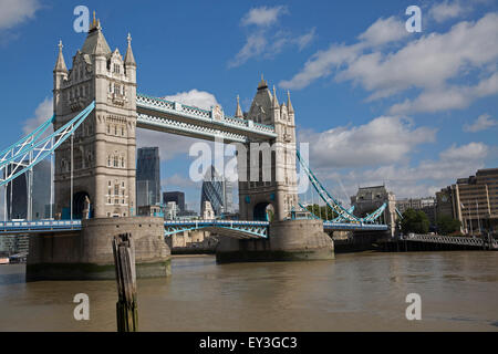 Tower Bridge, London, UK. 21. Juli 2015. Blauer Himmel über die Tower Bridge in London. Bildnachweis: Keith Larby/Alamy Live-Nachrichten Stockfoto