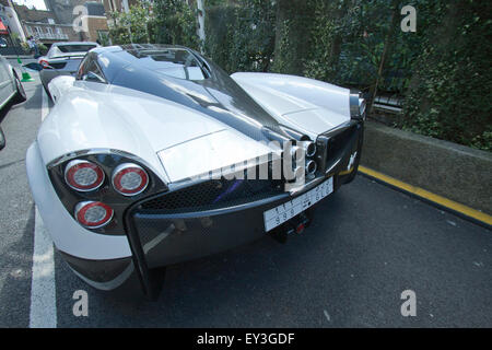 Knightsbridge, London, UK. 21. Juli 2015. Ein Pagani Huayra italienischen Sportwagen Tausende von Pfund Wert ist fleckig in Knightsbridge, wo reiche arabische Eigentümer zur Schau stellen ihren Reichtum und superschnellen Fahrzeugen zwischen Ferraris und Lamborghinis Bereich um den modischen Knightsbridge in was als "Ramadan Rush" Kredit bezeichnet wird: Amer Ghazzal/Alamy Live-Nachrichten Stockfoto