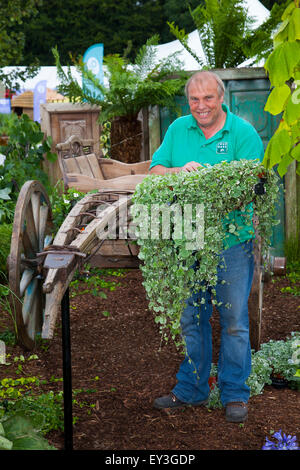 Tatton Park, Cheshire, Großbritannien, 21. Juli 2015. Tatton, Cheshire, Großbritannien, 21. Juli, Simon Griffths (vier Eichen Garten Design) Gärtner aus Manchester an der RHS Flower Show. Stockfoto