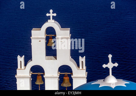 Blaue Kuppel und Glockenturm, berühmte Agioi Theodori Kirche in Firostefani Santorini, Kykladen, Ägäis, Griechenland Stockfoto