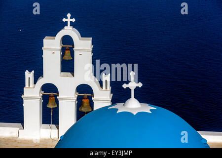 Blaue Kuppel und Glockenturm, berühmte Agioi Theodori Kirche in Firostefani, Santorin, Kykladen, Ägäis, Griechenland Stockfoto