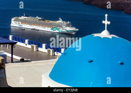 Santorini, Kreuzfahrtschiff vor Anker in der Caldera, Kykladen, Ägäis, Blaue Kirche dome Griechenland Stockfoto