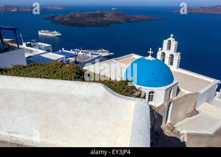 Blaue Kuppel und Glockenturm, berühmte Agioi Theodori Kirche in Firostefani Santorini, Kykladen, Ägäis, Griechenland Stockfoto