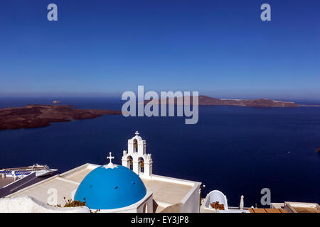 Caldera von Santorin, Edge Vulkan Wand, blauen Kuppel und Glockenturm, berühmten Agioi Theodori Kirche in Firostefani, Kykladen, Ägäis, Griechenland Stockfoto