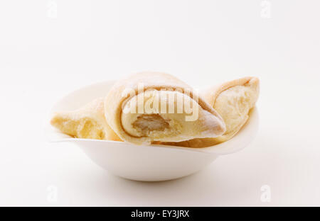 leckere Kuchen auf einem weißen Hintergrund liegen und warten, bis der Käufer Stockfoto