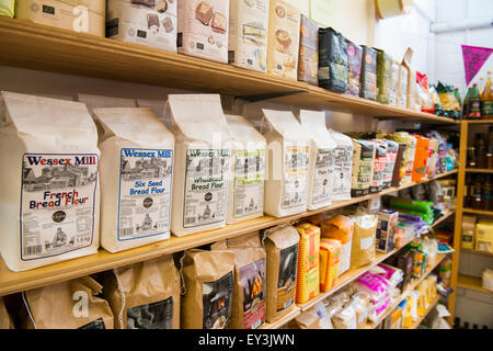 Brotmehl auf Verkauf im Ladengeschäft Wholefoods in Shrewsbury, Shropshire, England. Stockfoto