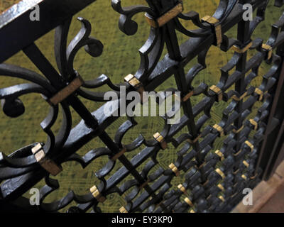 Kunstvolles Tor an der Carlisle Cathedral, - Kirche der Heiligen und ungeteilten Dreifaltigkeit, Cumbrien, England, Großbritannien Stockfoto