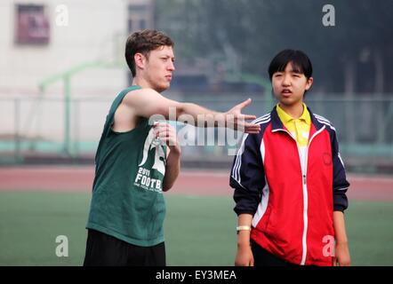 Zhangjiakou, Chinas Provinz Hebei. 21. Juli 2015. Michael, ein Student der Michigan State University lehrt ein Student Fußball Xuanhua Nr. 4 Middle School in Zhangjiakou, Nordchinas Provinz Hebei, 21. Juli 2015 bewegt. © Chen Xiaodong/Xinhua/Alamy Live-Nachrichten Stockfoto