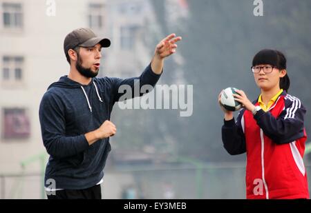 Zhangjiakou, Chinas Provinz Hebei. 21. Juli 2015. Eric, ein Student der Michigan State University lehrt ein Student Fußball Xuanhua Nr. 4 Middle School in Zhangjiakou, Nordchinas Provinz Hebei, 21. Juli 2015 bewegt. © Chen Xiaodong/Xinhua/Alamy Live-Nachrichten Stockfoto