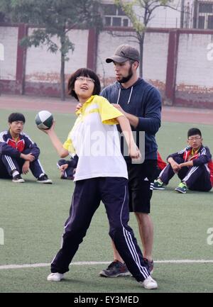 Zhangjiakou, Chinas Provinz Hebei. 21. Juli 2015. Eric, ein Student der Michigan State University lehrt ein Student Fußball Xuanhua Nr. 4 Middle School in Zhangjiakou, Nordchinas Provinz Hebei, 21. Juli 2015 bewegt. © Chen Xiaodong/Xinhua/Alamy Live-Nachrichten Stockfoto