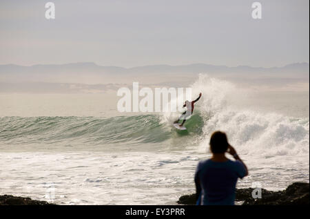 Professioneller Surfer, der während der JBay Open 2015 in Jeffreys Bay, Südafrika, in einer Hitze konkurriert Stockfoto