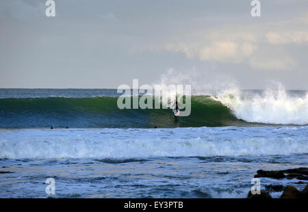 Amerika-Profi-Surfer Kelly Slater Surfen von einer Welle in Jeffreys Bay, Südafrika Stockfoto