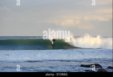 Amerika-Profi-Surfer Kelly Slater Surfen von einer Welle in Jeffreys Bay, Südafrika Stockfoto