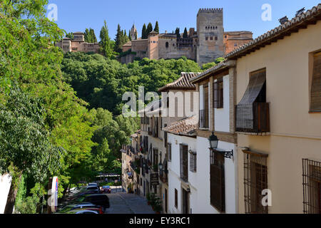 Straße im Albaicin Bezirk von Granada mit Fernsicht auf der Alhambra-Palast, Andalusien, Spanien Stockfoto