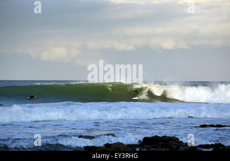 Amerika-Profi-Surfer Kelly Slater Surfen von einer Welle in Jeffreys Bay, Südafrika Stockfoto