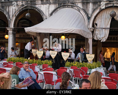 Musiker spielen für Touristen in der Quadri-Café-Terrasse. Der berühmte Markusplatz. Venedig. Italien. Stockfoto