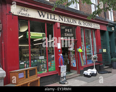 Willen Nixon und Söhne, traditionelle Carlisle Zoohandlung, Cumbria, England, UK Stockfoto