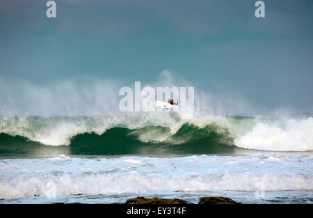 Amerika-Profi-Surfer Kelly Slater Surfen von einer Welle in Jeffreys Bay, Südafrika Stockfoto