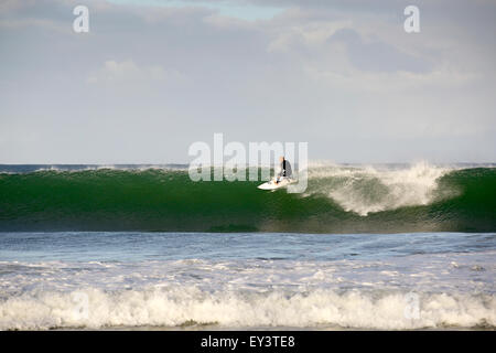 Amerika-Profi-Surfer Kelly Slater Surfen von einer Welle in Jeffreys Bay, Südafrika Stockfoto