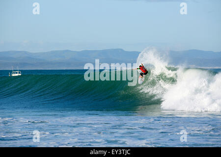 Australischer Profi-Surfer Julian Wilson in Aktion bei der 2015 Open J-Bay Surf Event in Jeffreys Bay, Südafrika. Stockfoto