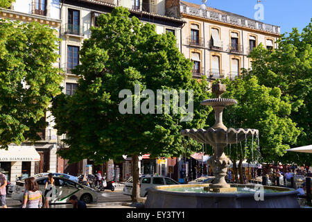 Brunnen auf der Plaza Nueva in Granada, Andalusien, Spanien Stockfoto