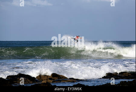 Australischer Profi-Surfer Julian Wilson in Aktion bei der 2015 Open J-Bay Surf Event in Jeffreys Bay, Südafrika. Stockfoto