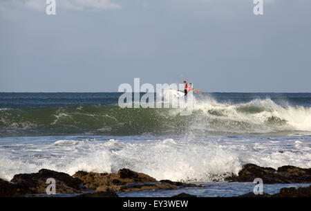 Australischer Profi-Surfer Julian Wilson in Aktion bei der 2015 Open J-Bay Surf Event in Jeffreys Bay, Südafrika. Stockfoto