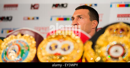 Düsseldorf, Deutschland. 21. Juli 2015. Ukranian WBA, IBF, WBO und IBO-Schwergewichts-Boxweltmeister Wladimir Klitschko, auf einer Pressekonferenz in der Esprit Arena in Düsseldorf, Deutschland, 21. Juli 2015. Klitschko steht vor der britischen Tyson Fury am 24. Oktober 2015. Foto: ROLF VENNENBERND/DPA/Alamy Live-Nachrichten Stockfoto