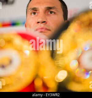 Düsseldorf, Deutschland. 21. Juli 2015. Ukranian WBA, IBF, WBO und IBO-Schwergewichts-Boxweltmeister Wladimir Klitschko, auf einer Pressekonferenz in der Esprit Arena in Düsseldorf, Deutschland, 21. Juli 2015. Klitschko steht vor der britischen Tyson Fury am 24. Oktober 2015. Foto: ROLF VENNENBERND/DPA/Alamy Live-Nachrichten Stockfoto