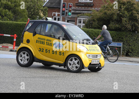 Kopenhagen, Dänemark. 21. Juli 2015. Smart Auto Deutschland möglicherweise weltweit kleinste Taxi im Geschäft von Amager-Oebro Byen Taxi laufen. Bildnachweis: Francis Dean/Alamy Live-Nachrichten Stockfoto