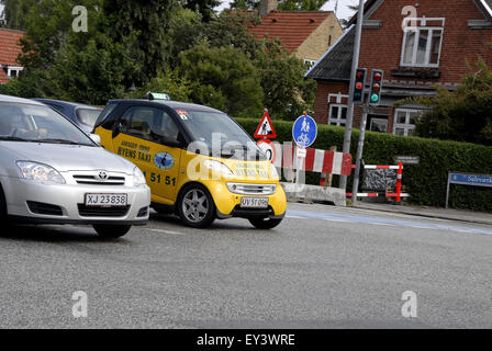 Kopenhagen, Dänemark. 21. Juli 2015. Smart Auto Deutschland möglicherweise weltweit kleinste Taxi im Geschäft von Amager-Oebro Byen Taxi laufen. Bildnachweis: Francis Dean/Alamy Live-Nachrichten Stockfoto