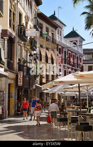 Straßenszene in Altstadt (Parte Vieja Bezirk) von Granada, Andalusien, Spanien Stockfoto