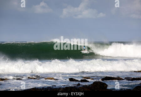 Professioneller Surfer, der während der JBay Open 2015 in Jeffreys Bay, Südafrika, in einer Hitze konkurriert Stockfoto