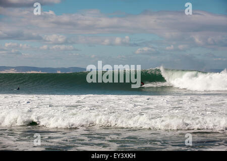 Professioneller Surfer, der während der JBay Open 2015 in Jeffreys Bay, Südafrika, in einer Hitze konkurriert Stockfoto