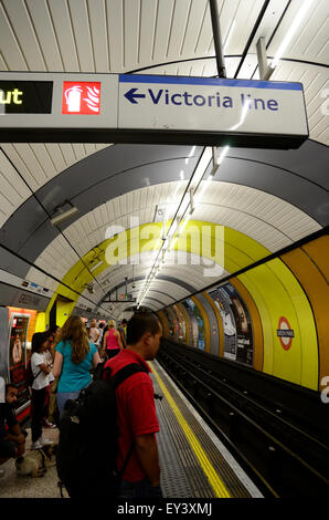 Leute warten auf einen Zug an der Green Park U-Bahn Station. Stockfoto