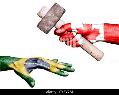 Flagge Kanadas Aufdruck auf eine Hand mit einem schweren Hammer schlagen eine Hand, die Brasilien darstellt. Konzeptbild für Politik Stockfoto
