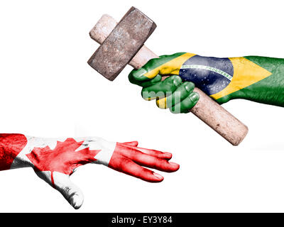 Flagge von Brasilien Aufdruck auf eine Hand mit einem schweren Hammer schlagen eine Hand, die Kanada darstellt. Konzeptbild für Politik Stockfoto