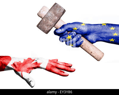 Flagge der Europäischen Union Aufdruck auf eine Hand mit einem schweren Hammer schlagen eine Hand, die Kanada darstellt. Konzeptbild für Stockfoto