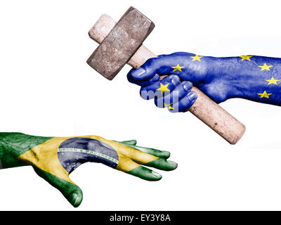 Flagge der Europäischen Union Aufdruck auf eine Hand mit einem schweren Hammer schlagen eine Hand, die Brasilien darstellt. Konzeptbild für Stockfoto