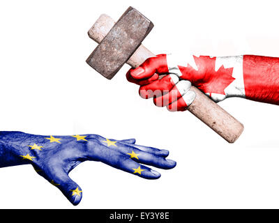 Flagge Kanadas Aufdruck auf eine Hand mit einem schweren Hammer schlagen eine Hand, die Vertreter der Europäischen Union. Konzeptbild für Stockfoto