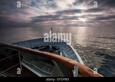 Blick über den Ozean vom Bug eines Kreuzfahrtschiffes im Morgengrauen. Stockfoto