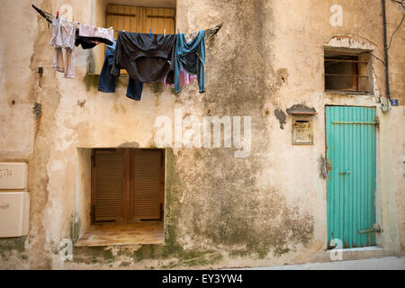 Wäsche trocknen auf eine Wäscheleine vor einem Haus in Bonifacio auf Korsika. Stockfoto