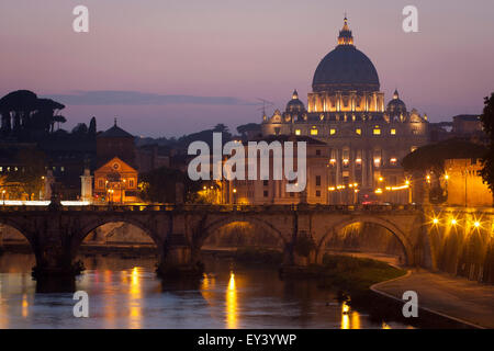 Blick von den Fluss Tiber in Richtung Petersdom im Vatikan, Rom in der Abenddämmerung. Stockfoto