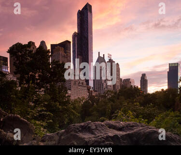 Skyline von Midtown Manhattan in der Dämmerung, dominiert das One57 Hochhaus und das Essex House Hotel am Central Park South. Stockfoto