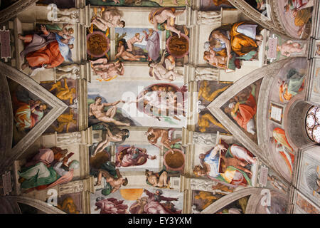 Niedrigen Winkel Innenansicht des Michelangelo die Decke in der Sixtinischen Kapelle im Vatikan, Rom. Stockfoto