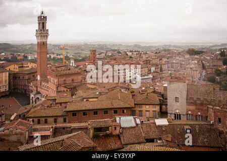 Vogelperspektive Blick über die Stadt Siena mit der Piazza del Campo und Torre del Mangia Wahrzeichen. Stockfoto