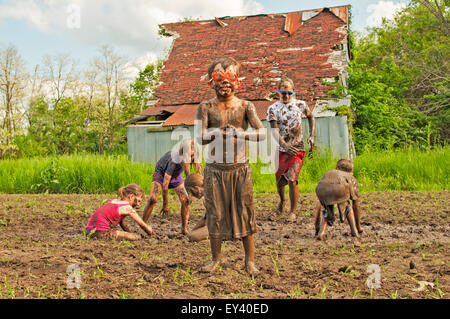 schlammigen Junge Schutzbrille sechs Kinder Schlamm Kampf Stockfoto