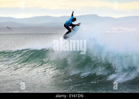 Professioneller Surfer, der während der JBay Open 2015 in Jeffreys Bay, Südafrika, in einer Hitze konkurriert Stockfoto